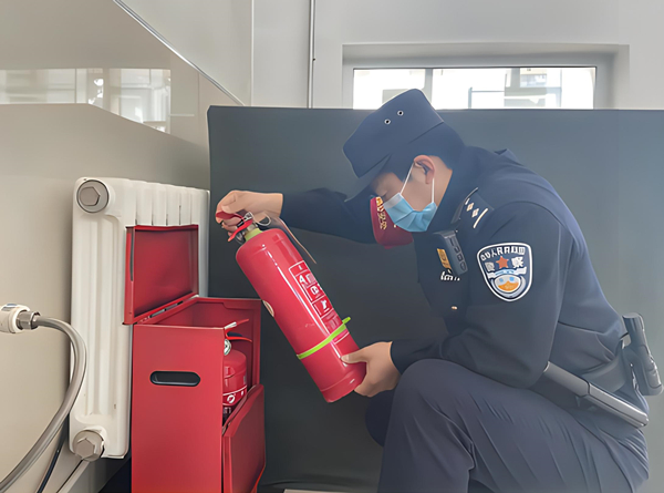检查灭火器状态